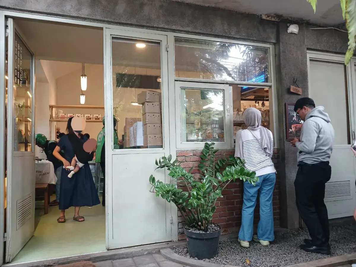 Kedai kecil itu menciptakan suasana hangat dari aroma Roti Macan pada hari Selasa (04/11/2025). (Sumber: Dokumentasi Penulis | Foto: Wafda Rindhiany)