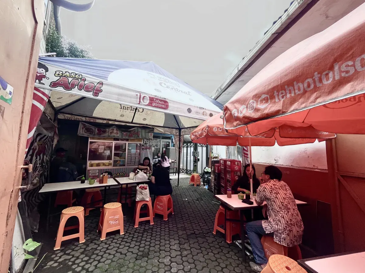 Beberapa pelanggan tampak menikmati seporsi baso keju goreng di kedai Baso Arif, Jl. Wira Angun Angun No.18, Citarum, Kec. Bandung Wetan, Kota Bandung, (3/11/2025). (Sumber: Dokumentasi Penulis | Foto: Keira Khalila K)