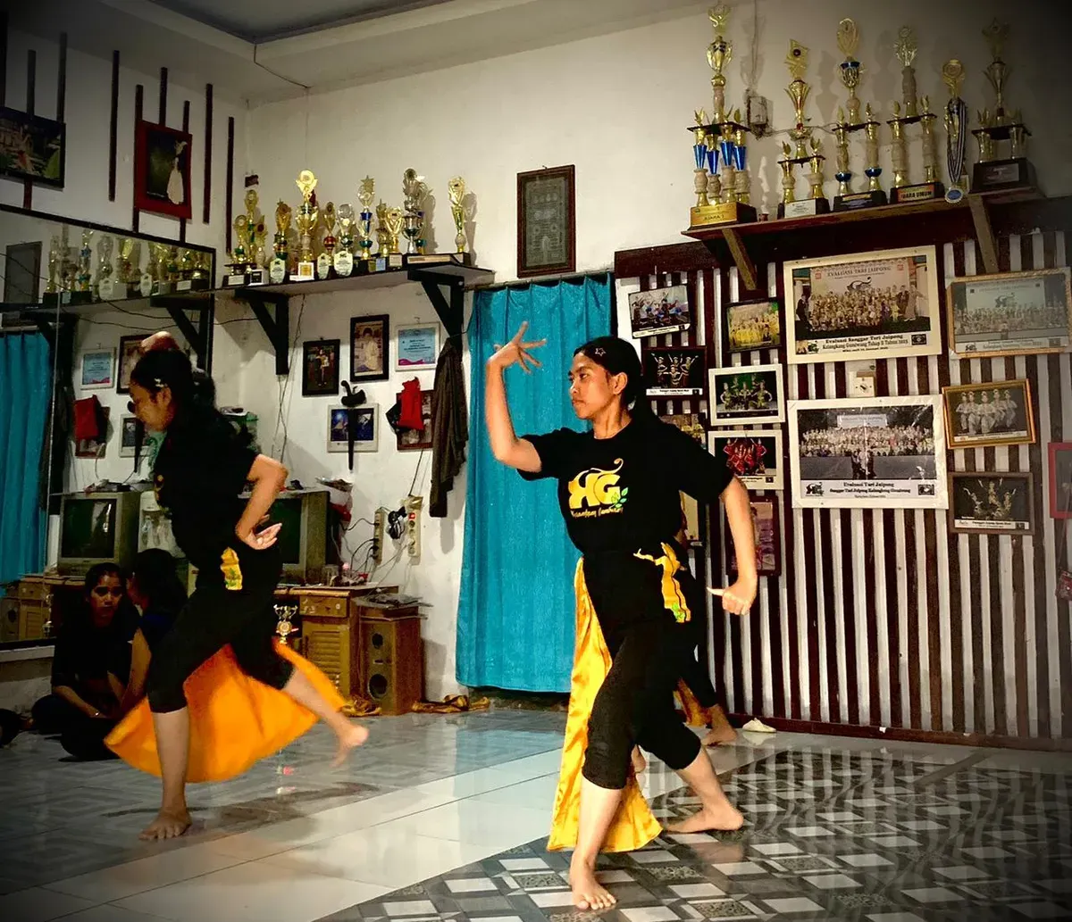 Suasana latihan para penari muda di Sanggar Kalangkang Gumiwang, Jl. Soekarno Hatta, Kampung Caringin, Kecamatan Bojongloa Kaler, Kota Bandung (9/11/2025) (Foto: Fasha Nadira Syakir)