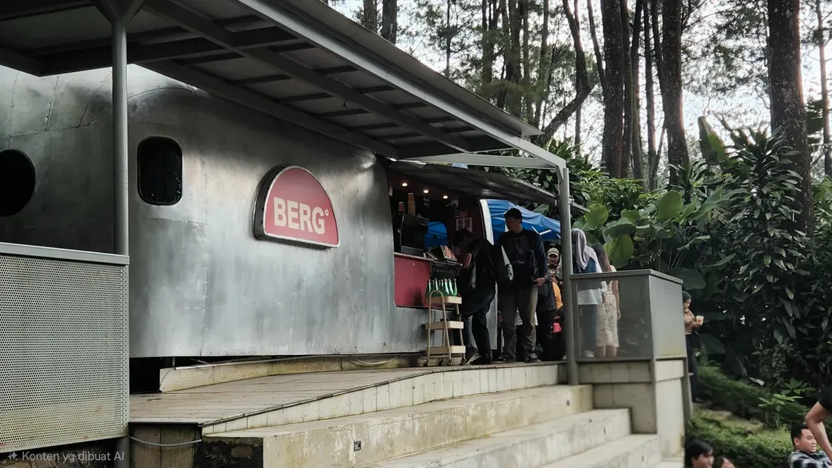 Para pengunjung memesan secangkir kopi di Berg Coffee Puntang pada sore hari yang berkabut (01/11/2025) (sumber: Rafli Ashiddieq) (Sumber: Dokumentasi penulis | Foto: Rafli Ashiddieq)