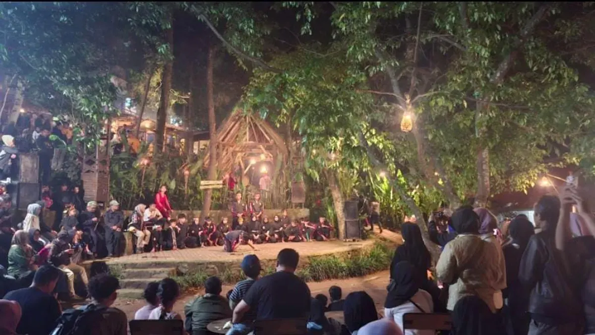 Suasana pertunjukan silat dengan warga lokal di Kasepuhan Bunisari yang menjadi salah satu bagian adat istiadat di desa tersebut, 08 November 2025. (Sumber: Dokumentasi Penulis) (Foto: Rinjani Kalila Syarief)