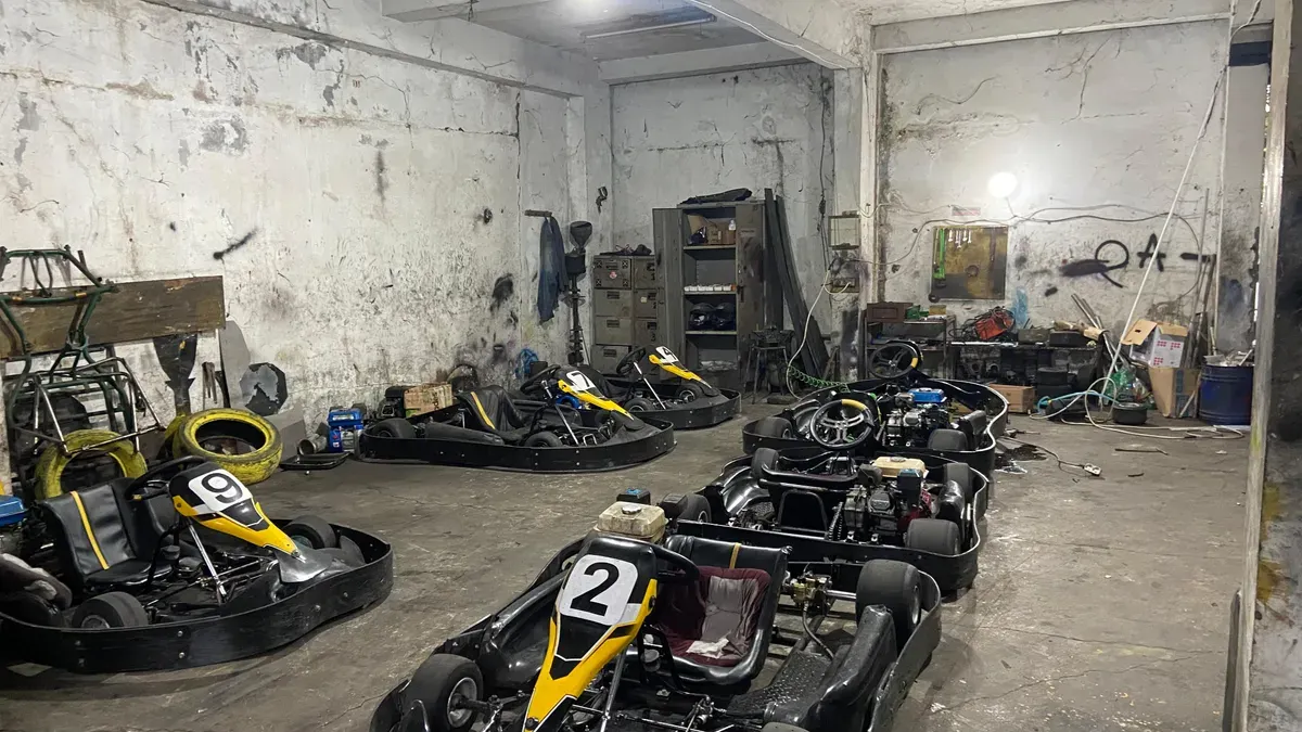 Sejumlah gokar sedang menjalani perawatan rutin di dalam bengkel yang berlokasi di Jl. AH. Nasution Kecamatan Cibiru, Kota Bandung(10/11/2025) (Foto: Zaidan Muafa)