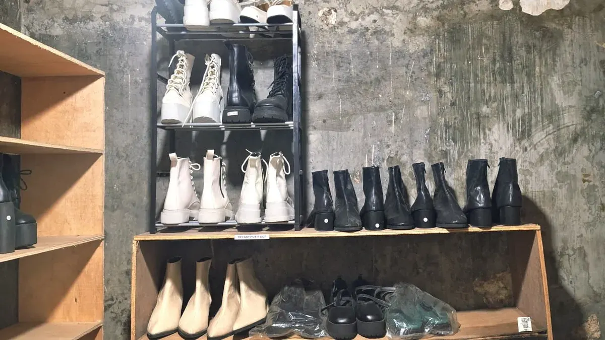 IRV SHOES telah menyelesaikan beberapa produksi sepatu boots di Kecamatan Baleendah, Bandung, Sabtu siang 08 November 2025 (Sumber: Dokumentasi Penulis | Foto: Scolastika Chega Saprilianti)