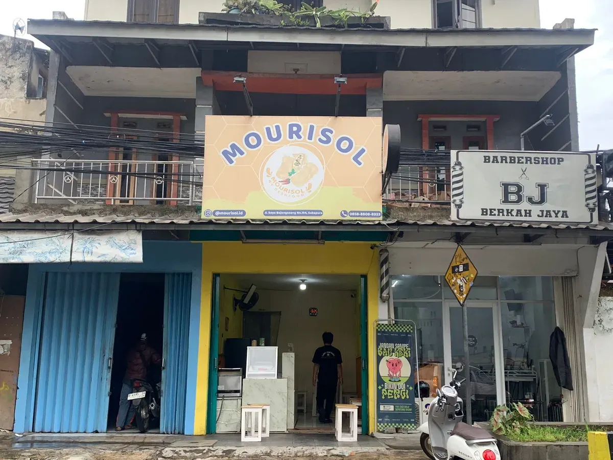 Suasana depan gerai Mourisol yang menyajikan aneka varian rasa risol yang unik di kawasan Bojongsoang, Kecamatan Dayeuhkolot, Kabupaten Bandung, Selasa (11/11/2025) (Foto: Nayla Andini)