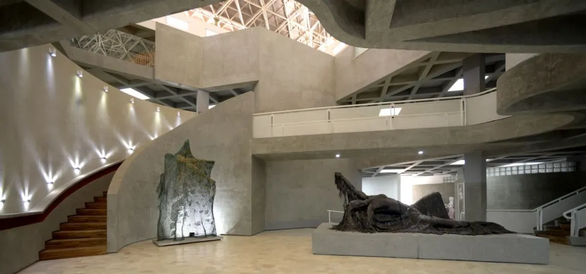 Area galeri menampilkan berbagai karya I Nyoman Nuarta di NuArt Sculpture Park, Jalan Setra Duta Raya No. L6, Ciwaruga, Parongpong, Bandung Barat, Jumat (31/10/2025). (Sumber: Dokumentasi Penulis | Foto: Ratu Syahdila)