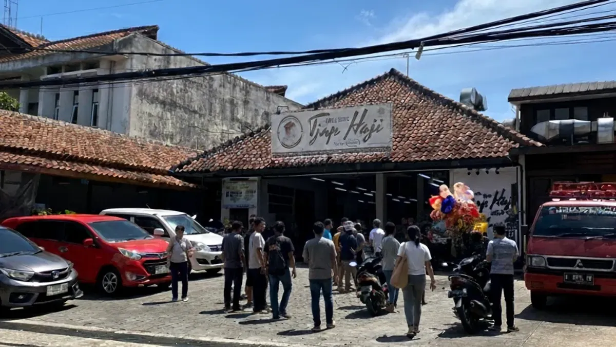 Antrean panjang membuktikan kualitas kuliner di Jalan Burangrang, Kecamatan Lengkong, Kota Bandung, pada Senin (03/11/2025). (Sumber: Ramadhan Dwiadya)