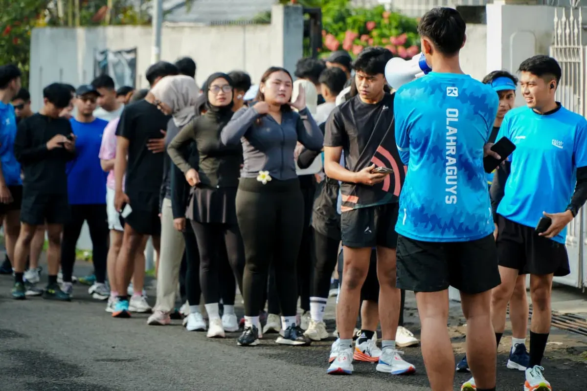 Para Anggota Olahraguys Sedang Melakukan Persiapan Untuk Kegiatan FunRun X Mad.Cultureid, Sukajadi, Kota Bandung (21/10/2025) (Sumber: Olahraguys | Foto: Olahraguys)