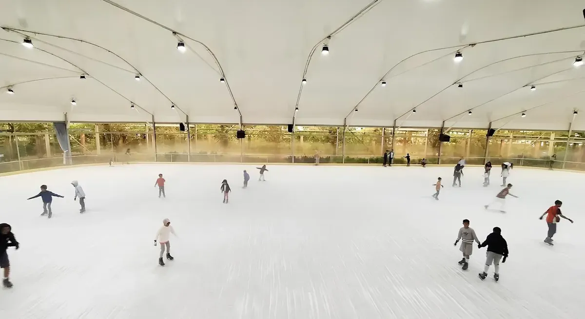 Pengunjung menikmati kegiatan bermain ice skating pada sore hari di Garden Ice Rink, Paris Van Java, Bandung (14/09/2025). (Sumber: Dokumentasi Pribadi)