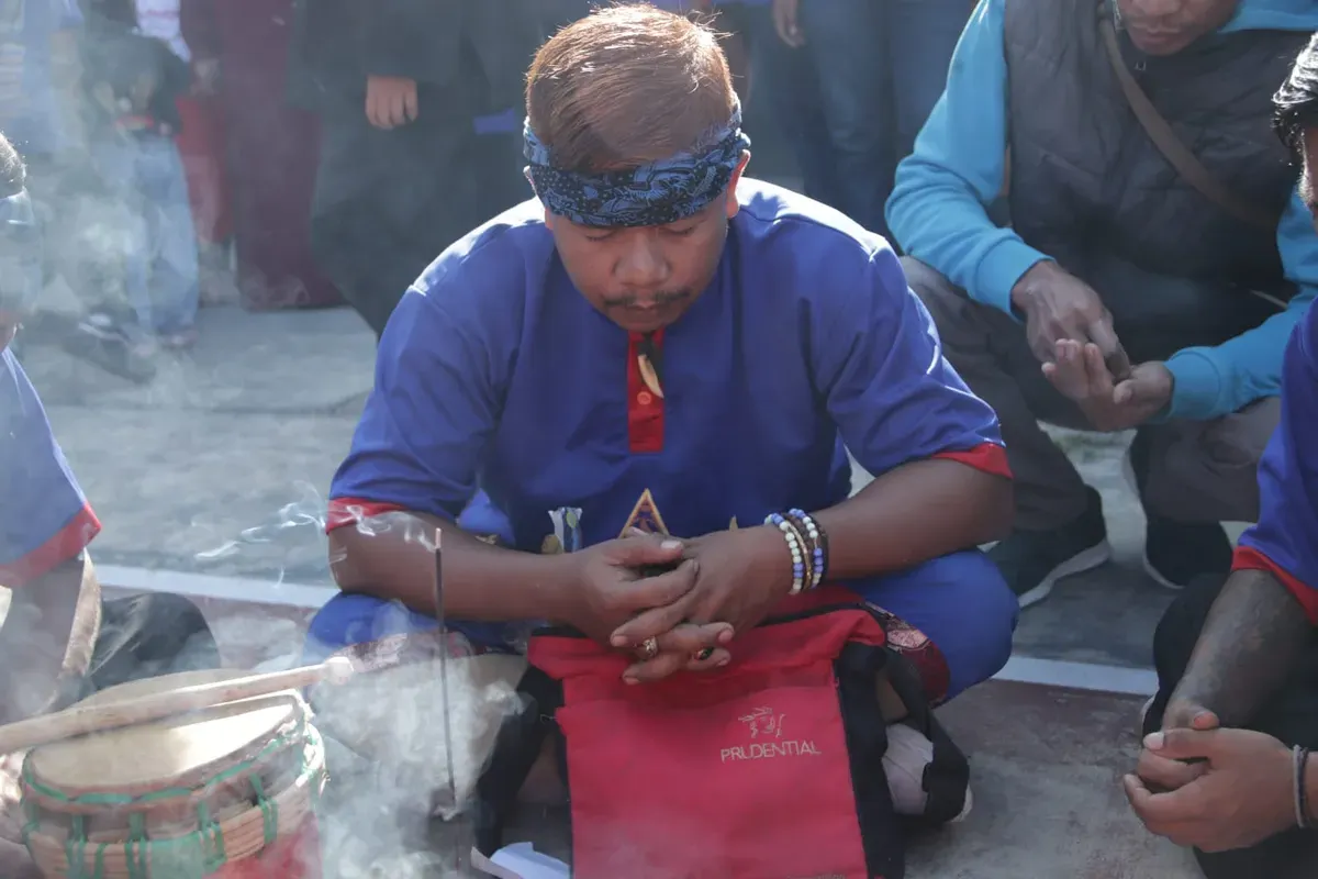 Ketua Sanggar Seni Reak Putra Sawargi memimpin ritual pembukaan sebelum pertunjukan seni reak di hadapan para anggota dan penonton, (24 September 2025). (Sumber: Dok. Acu Supriatna)