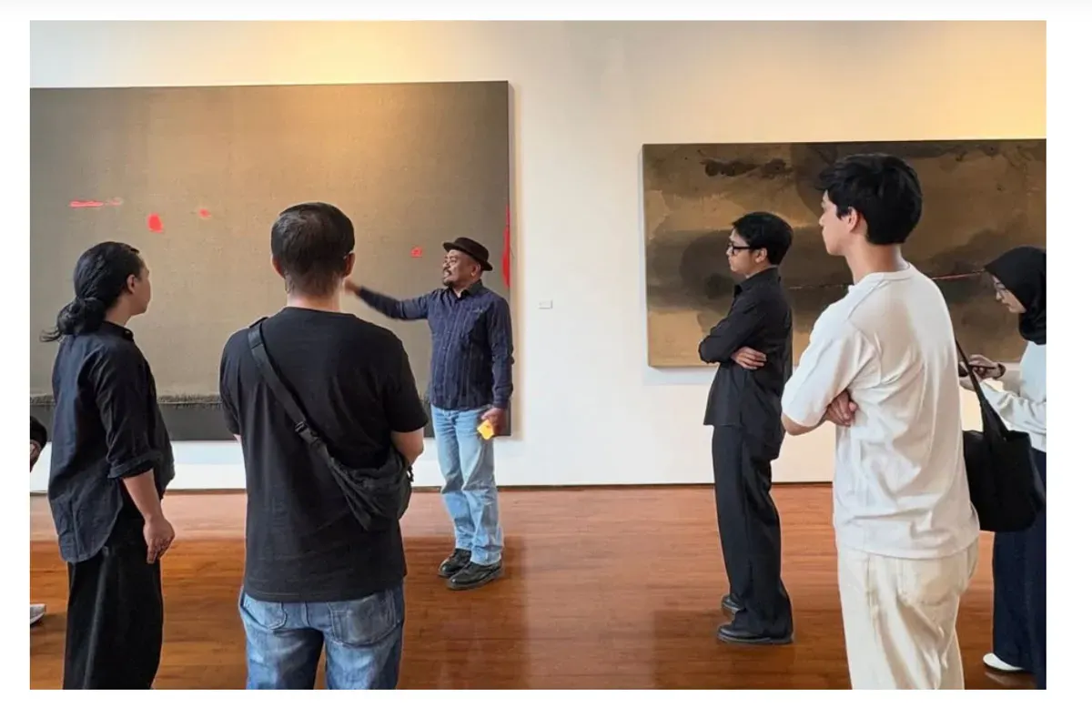 Pengunjung berdiskusi tentang makna sebuah karya seni di Selasar Sunaryo Art Space, Bandung. Interaksi antara pengunjung dan karya seni menciptakan pengalaman wisata yang mendalam dan tak terlupakan. Bandung(02/11/25) (Sumber: Putri Aulia)