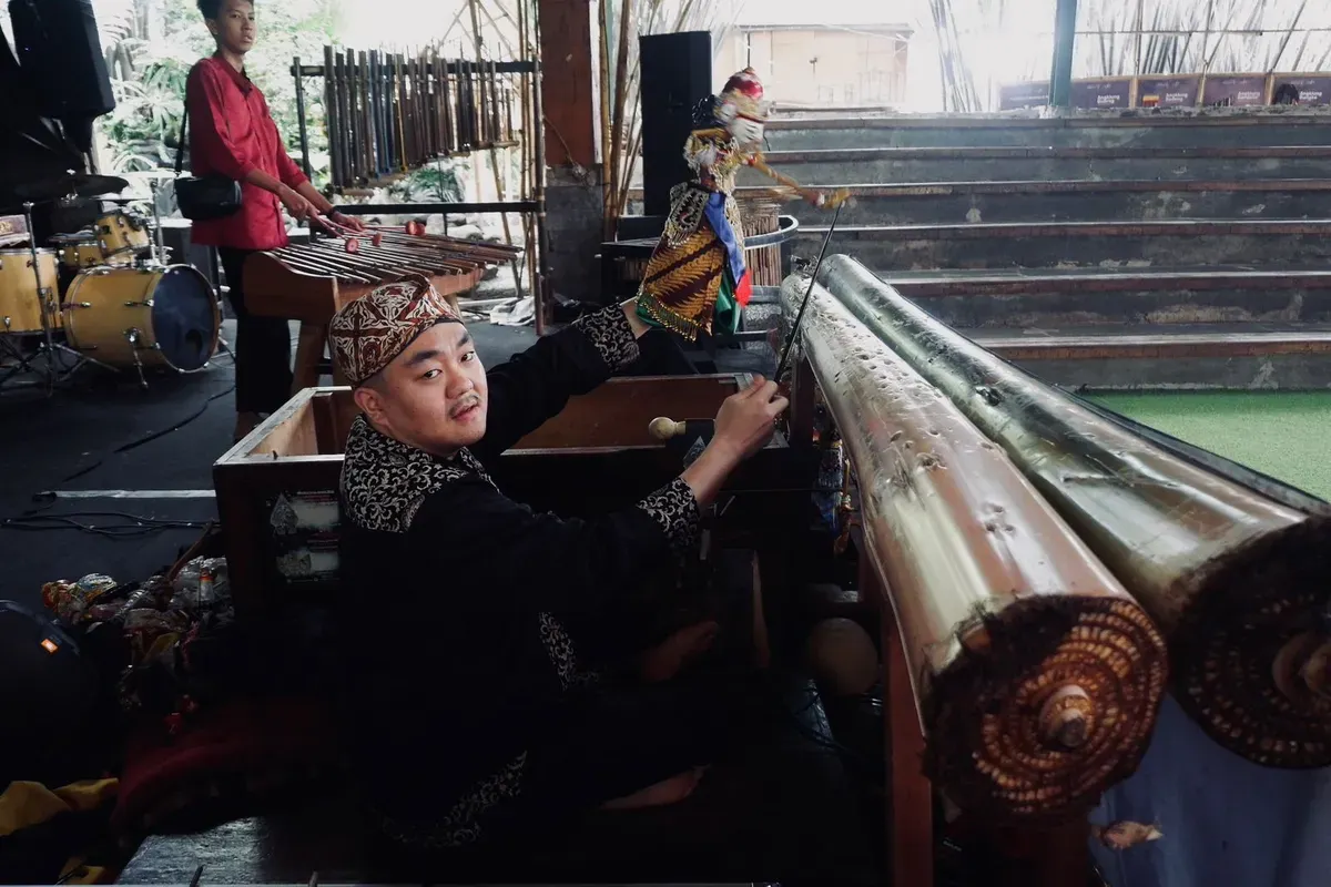 Ko Dalang menampilkan pertunjukan Wayang Golek di Saung Angklung Udjo diiringi dengan musik tradisional Sunda, Kamis (6/11/25), Kec. Cibeunying Kidul, Kota Bandung. (Sumber: Dokumentasi Penulis | Foto: Ishanna Nagi)