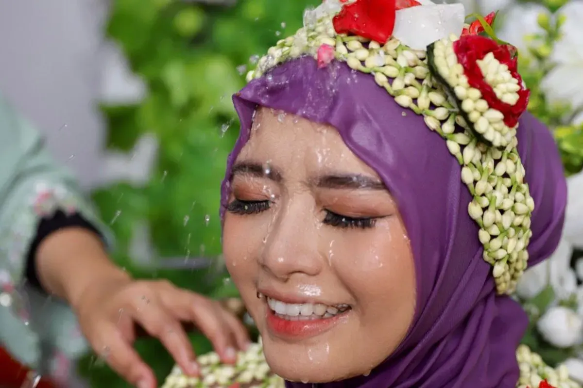 Mutiara Syoba’ah sedang melakukan budaya sakral siraman sebelum melangkah ke jenjang pernikahan, Jumat (14/01/2022) (Sumber: Dokumentasi Wedding Organizer | Foto: Ali Solehudin)