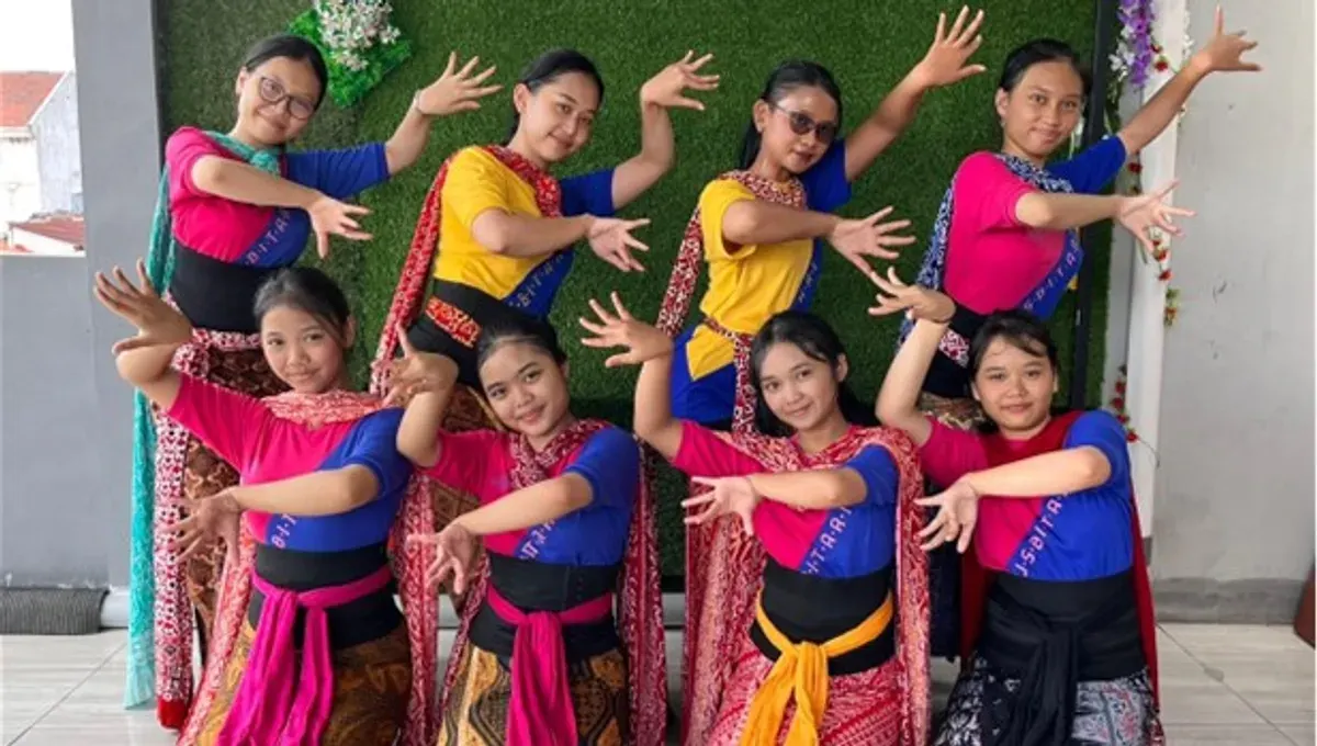 Para penerus tari merak menebar pesona lewat jemari lentik dan senyum manis yang menghidupkan semangat budaya di Pusat Bina Tari pada Minggu (09/11/2025) (Sumber: Dokumentasi Penulis | Foto: Mikha Br Sirait)