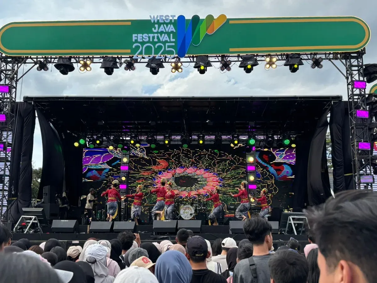 Penampilan tari Jaipong menghiasi panggung West Java Festival 2025 dengan gerakan energik yang memukau penonton, Minggu (9/11/2025). (Sumber: Selly Alifa | Foto: Dokumentasi Pribadi)