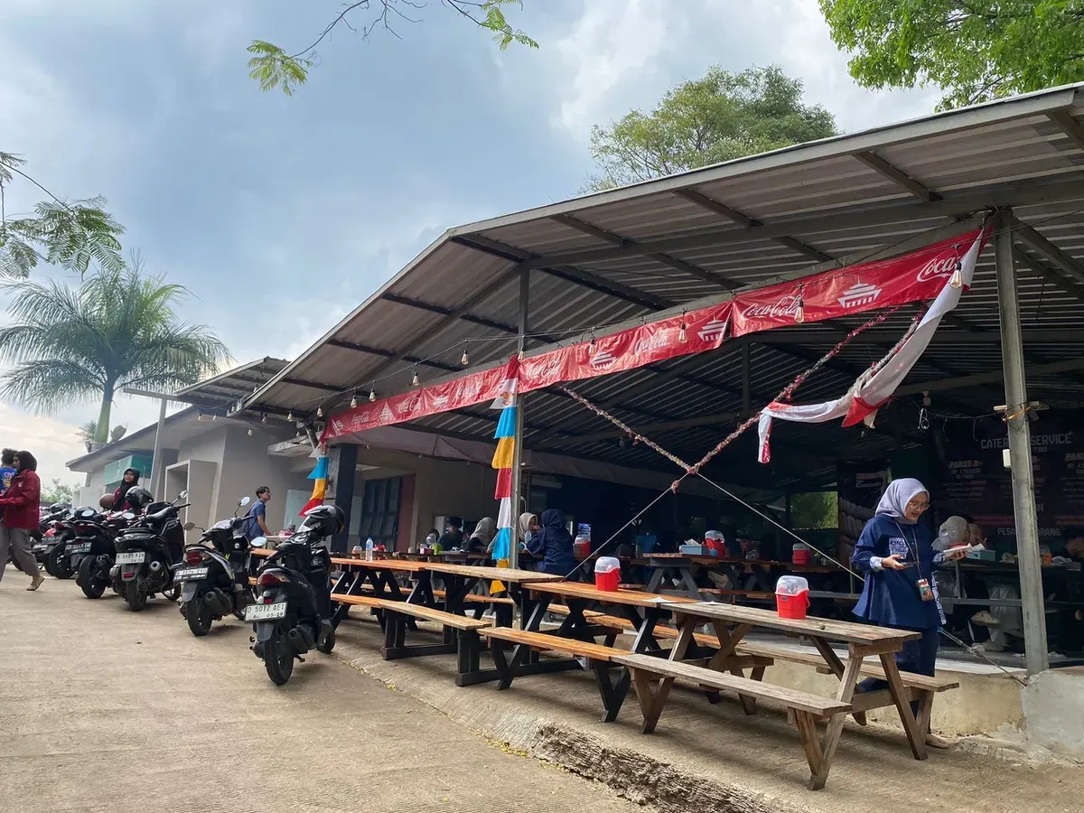 Suasana  Sate Bootcamp Fapet Unpad, yang terletak di Cileles, Jatinangor, Sumedang,  tampak ramai pada Kamis (30/10/2025) (Sumber: Muhammad Lutfi Fazil).
