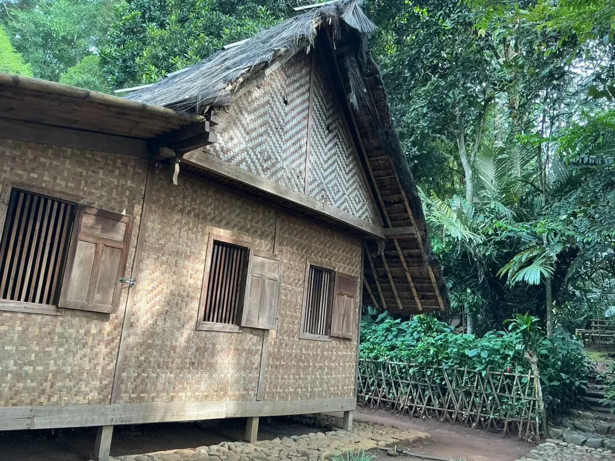 Rumah adat utama Kampung Cikondang berdiri kokoh dengan dinding bilik bambu dan atap ijuk (Sumber: Audya Athayya Khalisa)