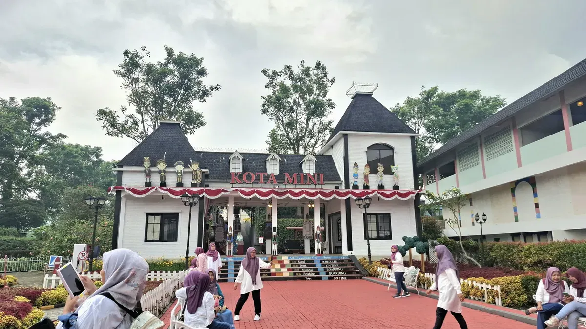 Para pengunjung menikmati suasana menyenangkan pada sore hari di kawasan wisata Kota Mini Lembang, Jalan Grand Hotel No.33E, Kecamatan Lembang, Kabupaten Bandung Barat (29/10/2025). (Sumber: Dokumentasi Penulis | Foto: Annisa Salsabila)