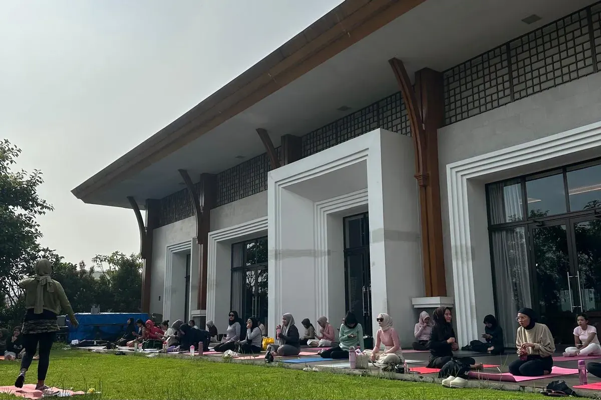 Peserta melakukan yoga bersama di outdoor, Podomoro Park, Kabupaten Bandung pada Minggu (2/11/2025). (Sumber: Dokumentasi Penulis | Foto: Wan Maulida Kusuma Syazci)