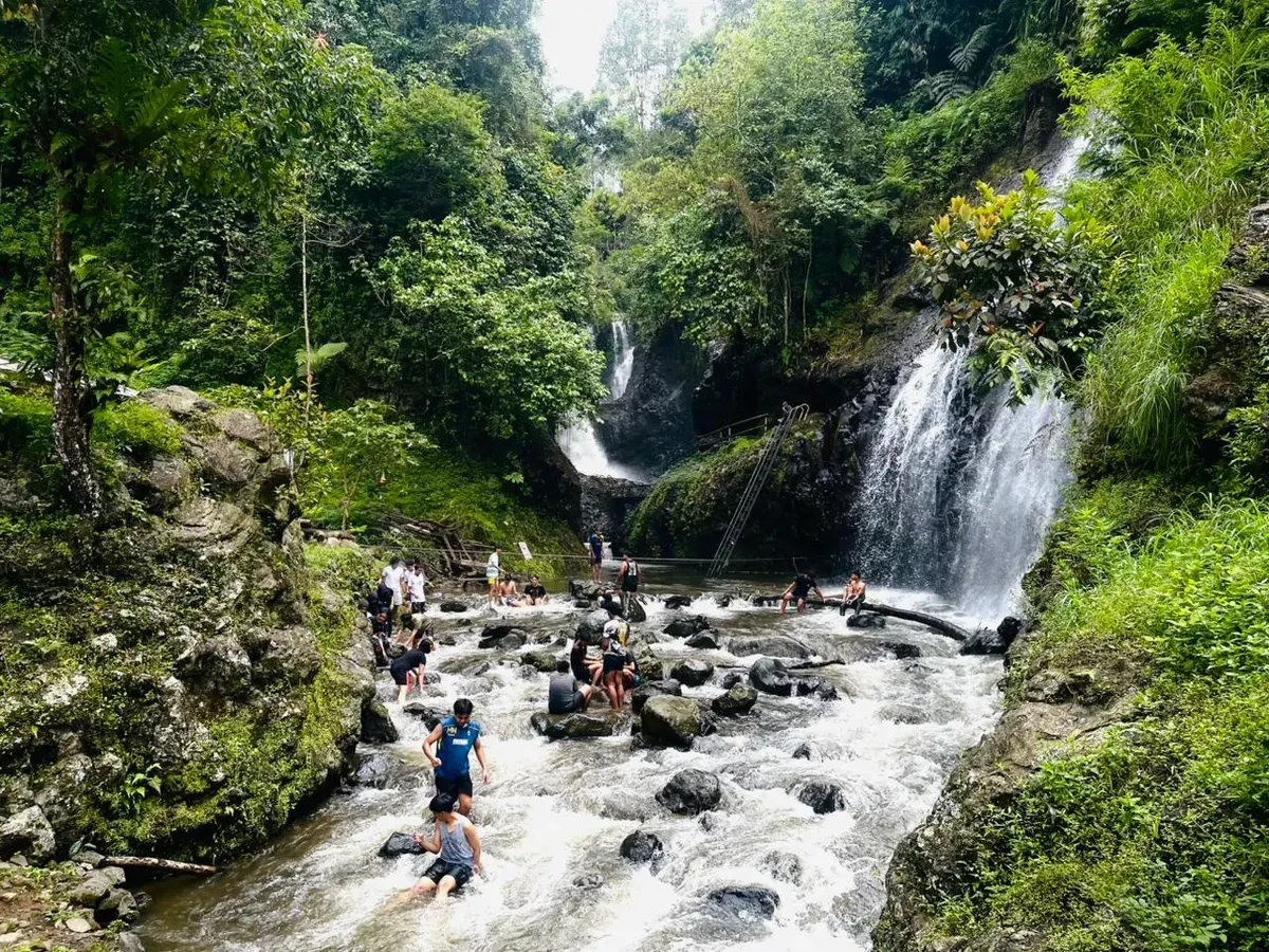 Pesona curug yang jernih mengundang pengunjung untuk turun merasakan kesegaran airnya pada Rabu siang, 5 November 2025 (Sumber: Dokumentasi Penulis | Foto: Najmi Zahra)