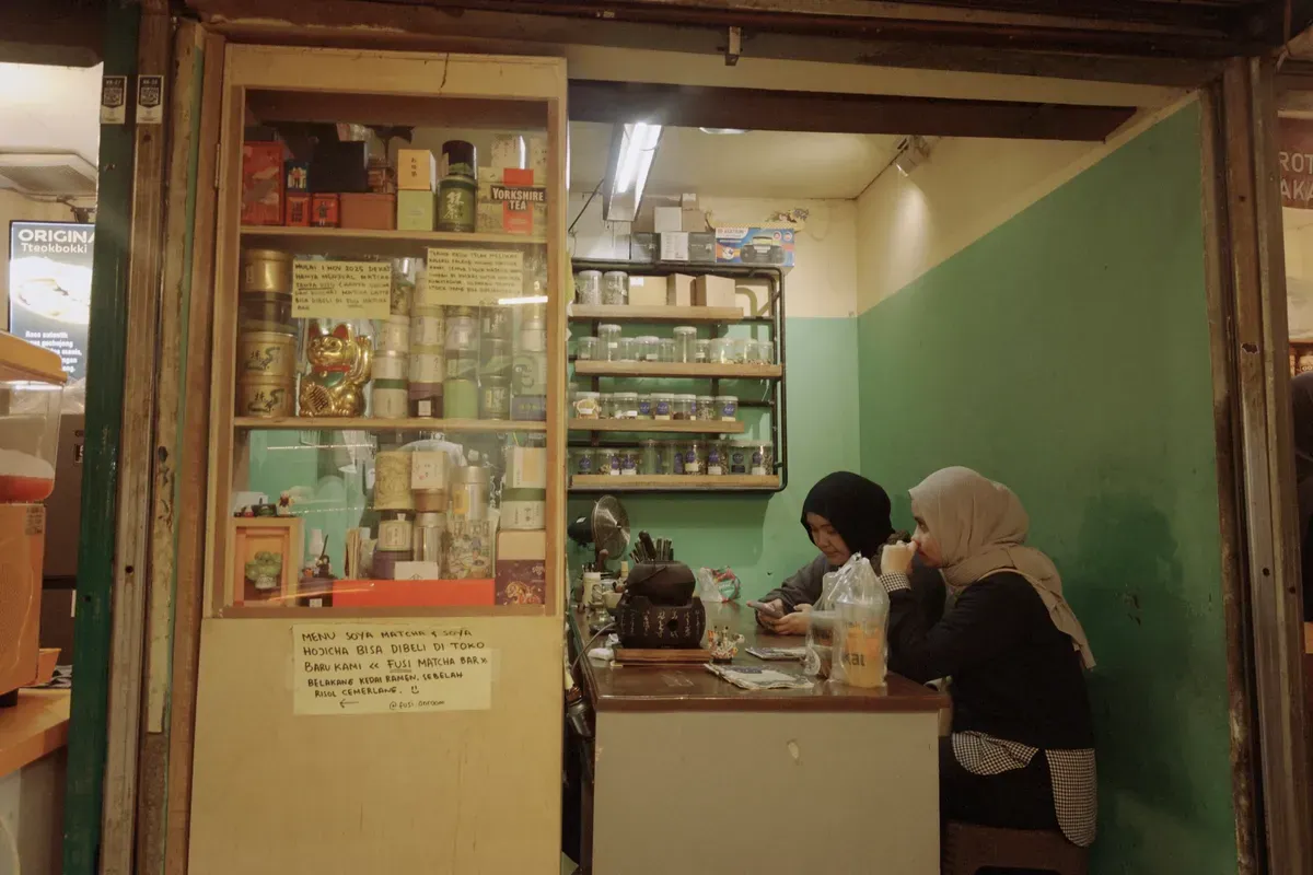 Suasana Teh Dekat memperlihatkan kehangatan antara penjual dan pelanggan di Pasar Cihapit, Jalan Cihapit, Kecamatan Bandung Wetan, Kota Bandung, (2/11/2025). (Sumber: Dokumentasi Penulis | Foto: Venecia Fiantika)