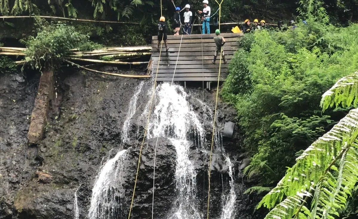 Suasana peserta melaksanakan kegiatan rappelling dengan pengawasan profesional di Curug Tilu Leuwi Opat, Kabupaten Bandung Barat, (26/10/2025). (Sumber: Dokumentasi Penulis | Foto: Vishia Afiath)