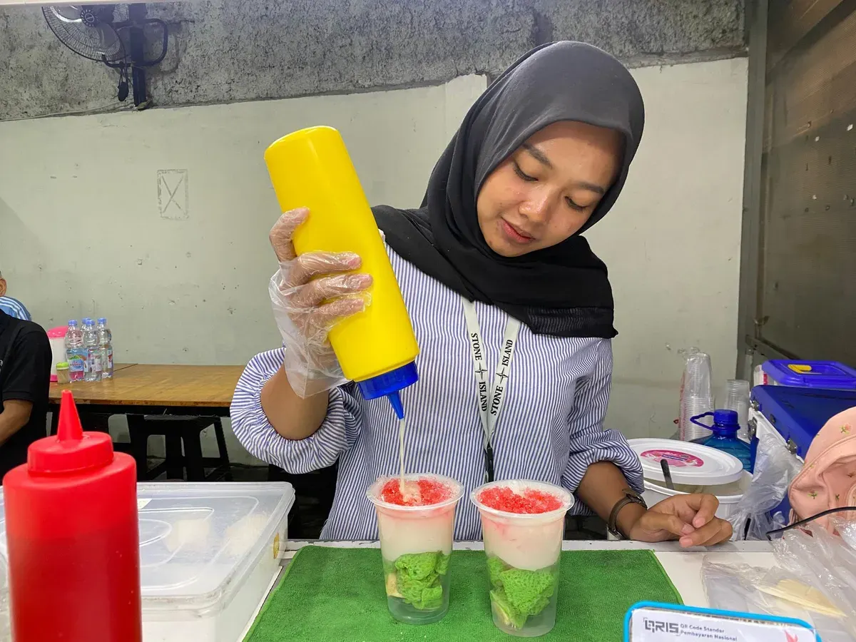 Gerai Pisang Ijo menghadirkan cita rasa baru jajanan tradisional melalui perpaduan fla manis, keju, dan es krim yang berlokasi di Jalan Raya Bojongsoang, Kabupaten Bandung, Sabtu (01/11/2025) (Sumber: Dokumentasi Penulis | Foto: Ruth Sestovia Purba)
