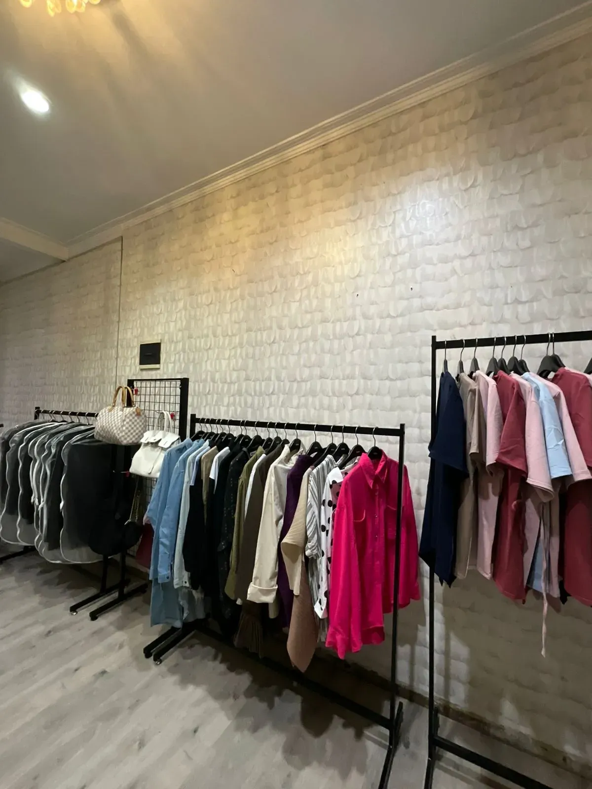 Suasana toko Khal Label di Bandung yang menampilkan berbagai koleksi busana muslimah dan kasual rancangan orisinal, (12/11/2025).  (Sumber: Dokumentasi penulis | Foto: Firza Adzkia Rizky)