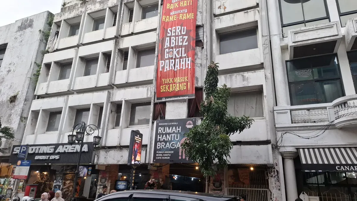 Tampak depan Rumah Hantu Braga di Jalan Braga, Kota Bandung, Rabu 29 September 2025. (Foto: (Sumber: Dokumentasi Penulis | foto: Muhammad Amril Fathurrahman Rovery)