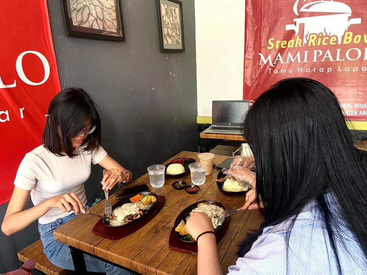 Momen saat kelezatan Mami Palolo disantap dengan lahap oleh konsumen di Jalan Cikoneng Nomor 19, Bojongsoang, Kabupaten Bandung, Selasa (6/11/2025). (Sumber: Dok. Pribadi | Foto: Nabila Nazwa Saina)