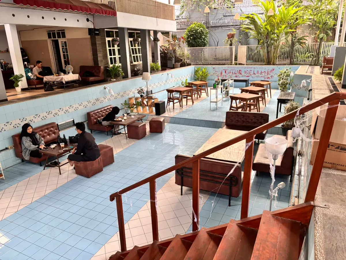 Beberapa pengunjung mengunjungi Kalaswara disore hari pada 29 Oktober 2025 (Foto: Nazwa Sahva Titania)