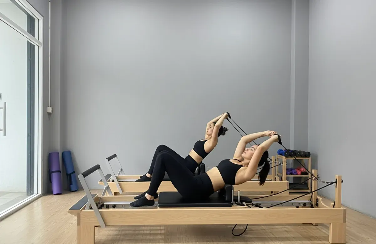 Dua perempuan sedang melakukan latihan pilates pada Sabtu Siang, (08/11/25) di Studio Pilates Mekarwangi, Bojongloa Kidul, Kota Bandung. (Sumber: Dokumentasi Penuis | Foto: Maya Amelia)