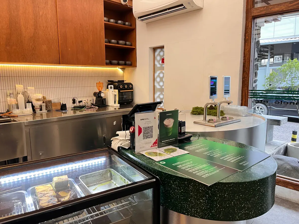Tempat transaksi Kusuma Matcha dengan nuansa Jepang modern yang kerap dijadikan spot foto pengunjung, (30/10/2025) (Sumber: Dokumentasi Penulis | Foto: Andrea Keira)