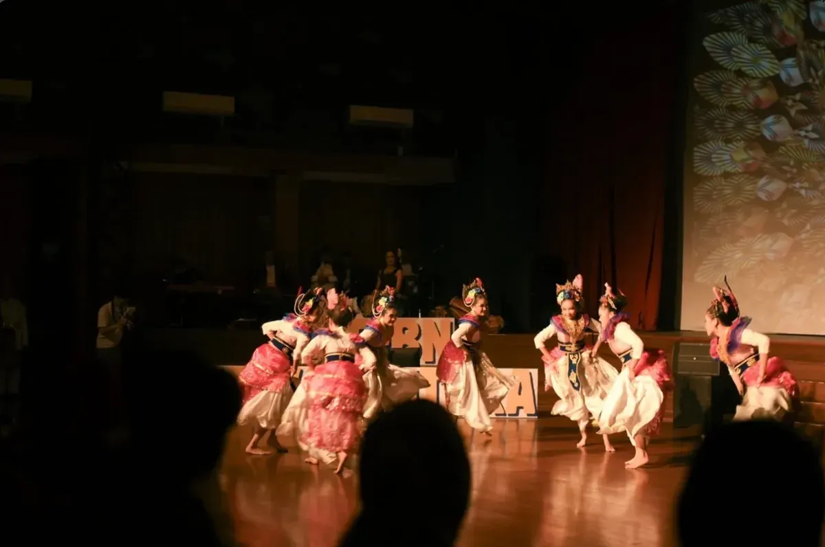 Sanggar Pancawijaya Art Production menampilkan tarian gayatri lestari di West Java Festival 25 Oktober 2025 (Sumber: Instagram @pancawijaya_art | Foto: Yosep Gunawan)