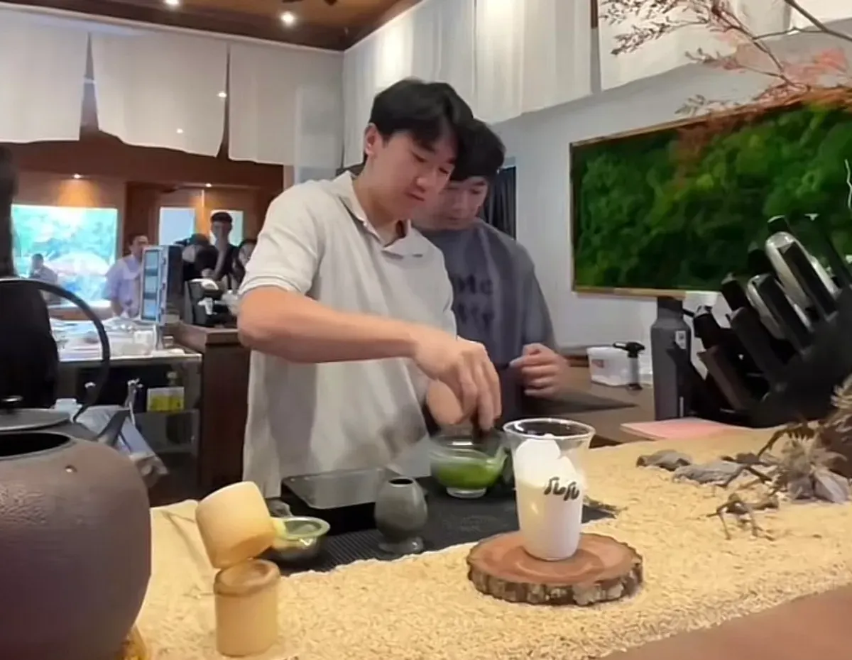 Seorang owner tengah membuatkan minuman matcha untuk pembeli cafe Deruru di jl.Anggrek No.24, Merdeka (10/11/2025). (Sumber: Dahliana sekartaji | Foto: Dokumentasi Pribadi)