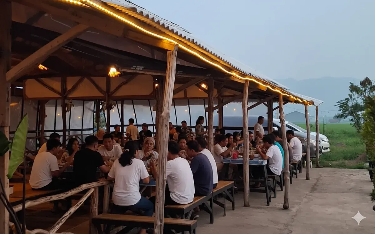 Para pengunjung Saung Balarea sedang menikmati hidangan khas Sunda yang lezat di restoran bergaya pedesaan yang nyaman dengan pemandangan sawah (04/11/25). (Sumber: Dokumentasi Penulis | Foto: Alfina Nurhasanah)