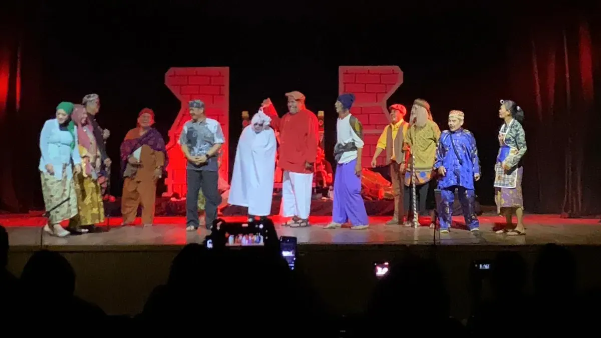 Para pemain Pementasan Longser "Jurig" menebar gelak tawa, menghadirkan kisah lucu, mistik, dan kemanusiaan di Gedung Rumentang Siang pada 28 Oktober 2025. (Sumber: Dokumentasi Penulis | Foto: Tasya Amalia Siregar)