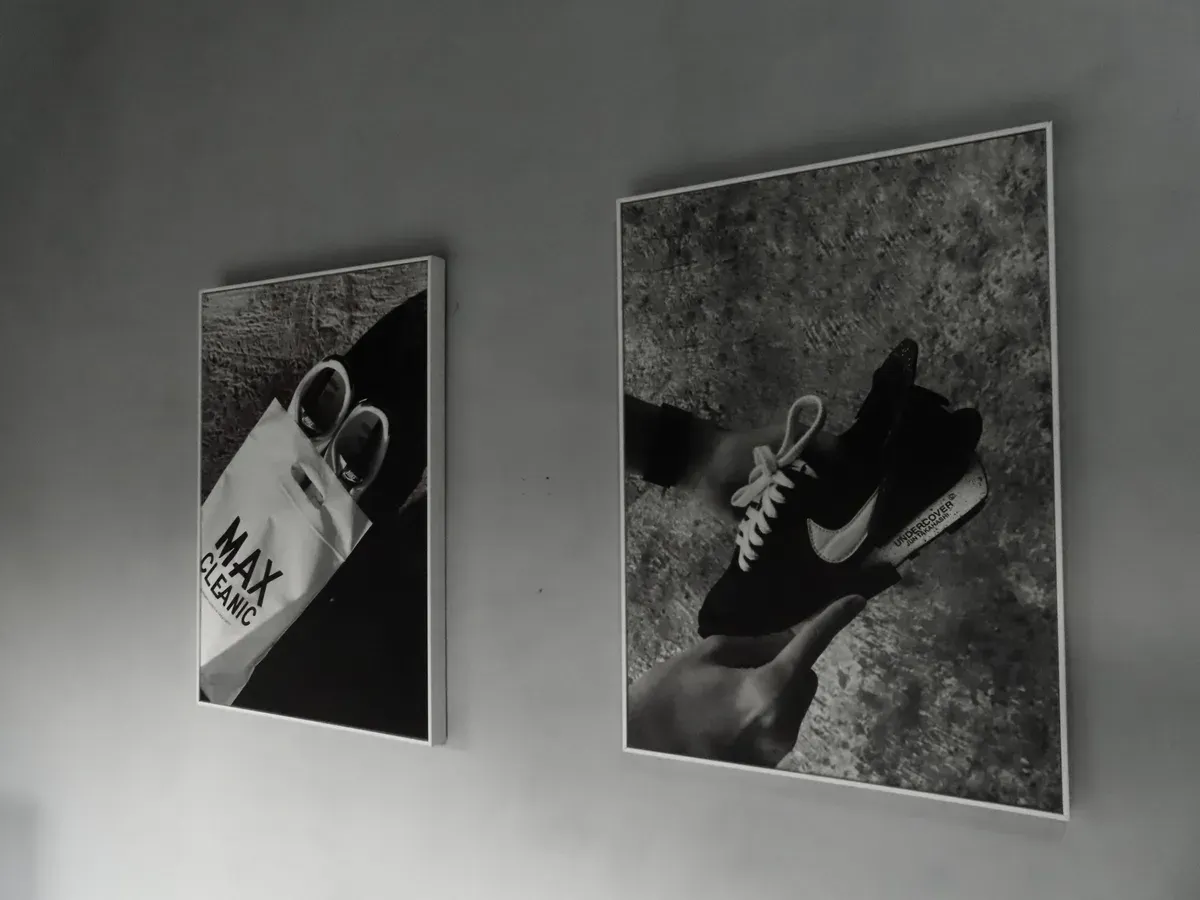 Tampilan interior ruangan Maxcleanic dengan visual branding bertema monokrom yang menonjolkan kebersihan dan profesionalitas. (28/10/25) (Sumber: Dokumentasi Penulis | Foto: Syafitriani Rahmawati)