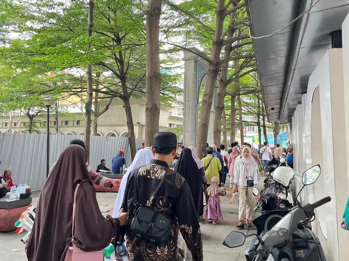 Foto Suasana pengunjung Alun alun Bandung, berlokasi di Jalan Asia Afrika, Balonggede, Regol, Kota Bandung Pada 01 November 2025 (Sumber: Dokumentasi penulis) (Sumber: Dokumentasi Penulis | Foto: Velisha Alifah Salsabila)