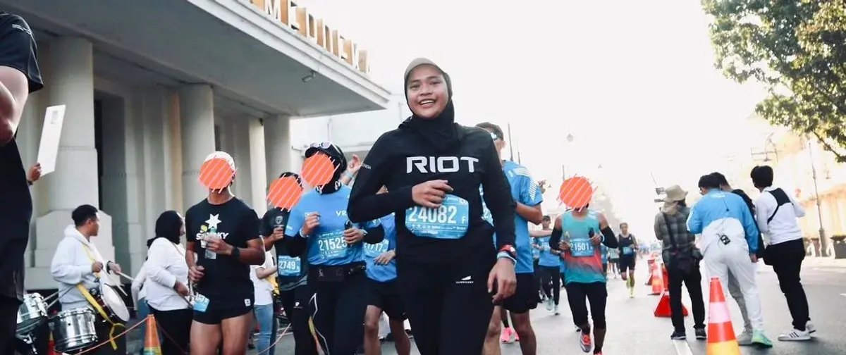 Lisda Nurul Romdani seorang guru SMA membuktikan hobinya sebanding dengan rutinitas mengajar saat mengikuti Half Marathon Pocari Sweat Run 2024 di Bandung. (Sumber: @lisdaanr | Foto: @fotoyu_official Pocari Sweet RUN 2024)
