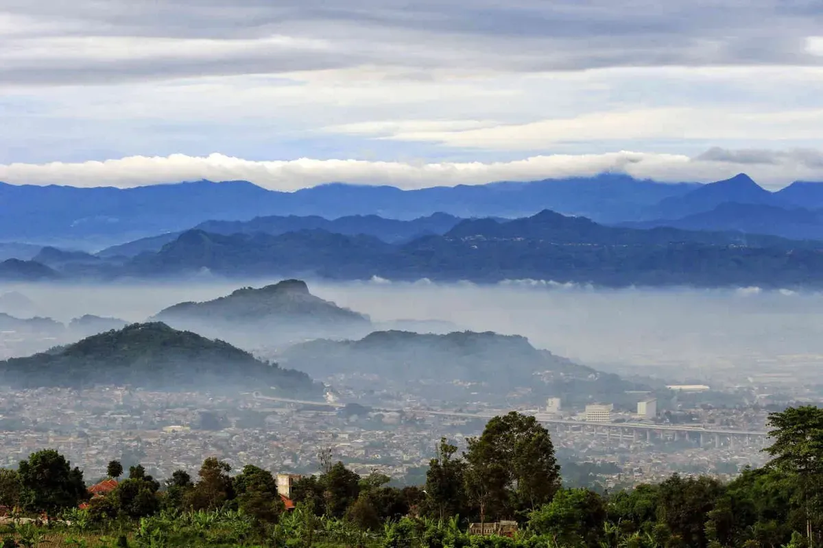 Kereta cepat Whoosh saat melintas di kawasan Padalarang, Kabupaten Bandung Barat. (Sumber: Ayobandung | Foto: Irfan al Faritsi)