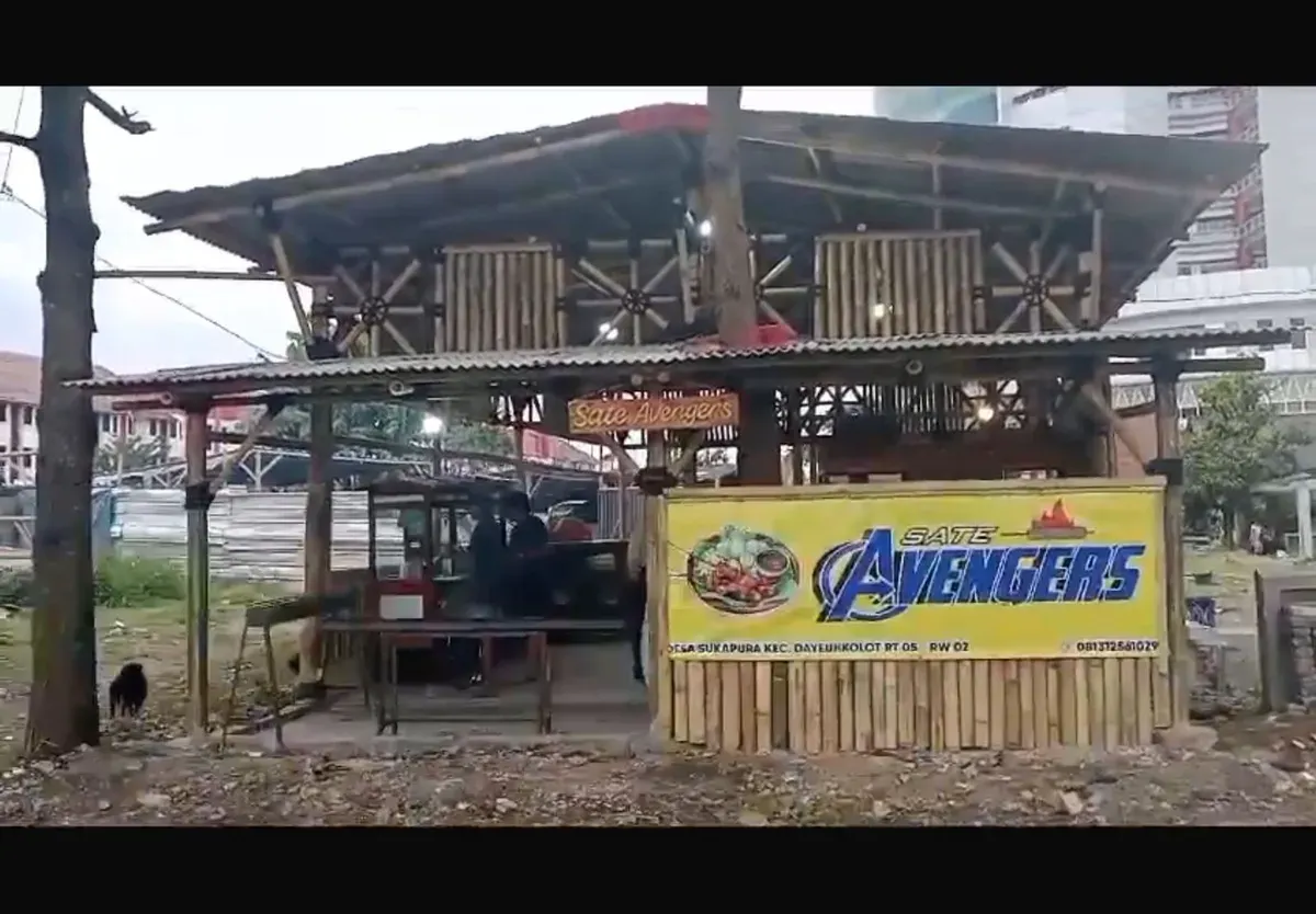 Tempat makan yang terlihat sederhana namun tetap nyaman, Jl. Sukapura, Kabupaten Bandung pada hari Selasa (11/11/2025). (Sumber: Dokumentasi Penulis | Foto: Alyssa Aura Jacinta)