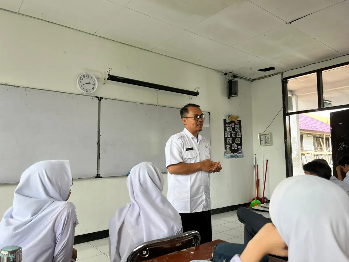 Suasana pembelajaran Bahasa Sunda bersama Ari Firman di ruang kelas SMAN 3 Cimahi, Rabu, 12 November 2025, berlokasi di Jalan Pesantren, Kota Cimahi,. (Sumber: Dokumentasi Pribadi | Foto: Marcia Kaleela Saputra)