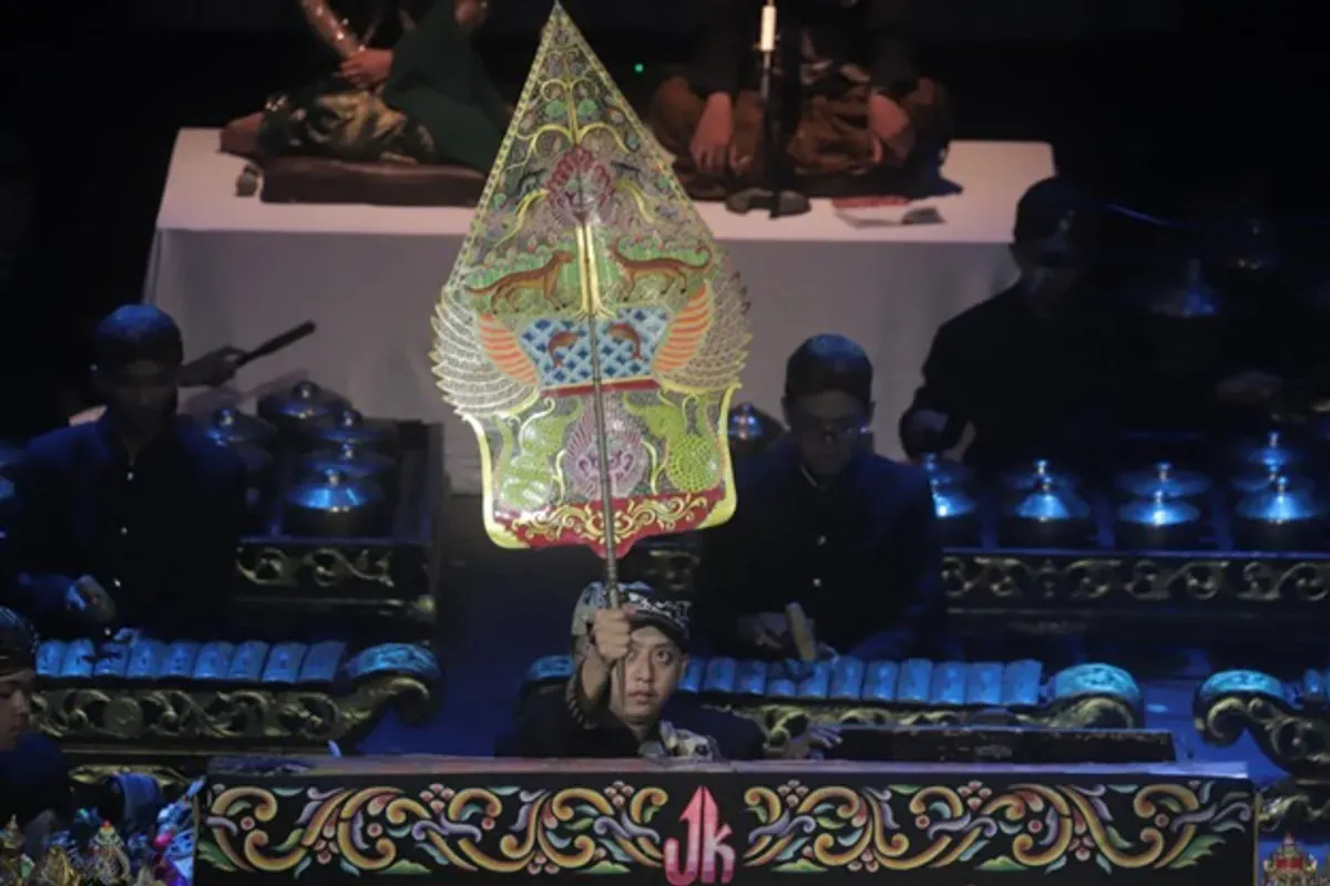Gunungan diangkat tinggi di atas panggung wayang sebagai tanda dimulainya pertunjukan. (Dokumentasi Penulis)