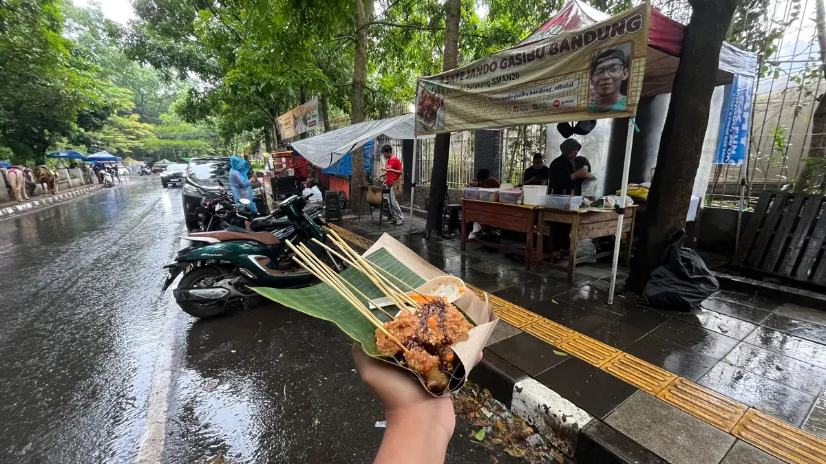 Menikmati sate jando khas Bandung dengan suasana hujan di pinggir Jalan Cilaki, Kecamatan Bandung Wetan, Kota Bandung, Sabtu sore 1 November 2025 (Sumber: Dokumentasi Penulis | Foto: Novrandi Aqilah)