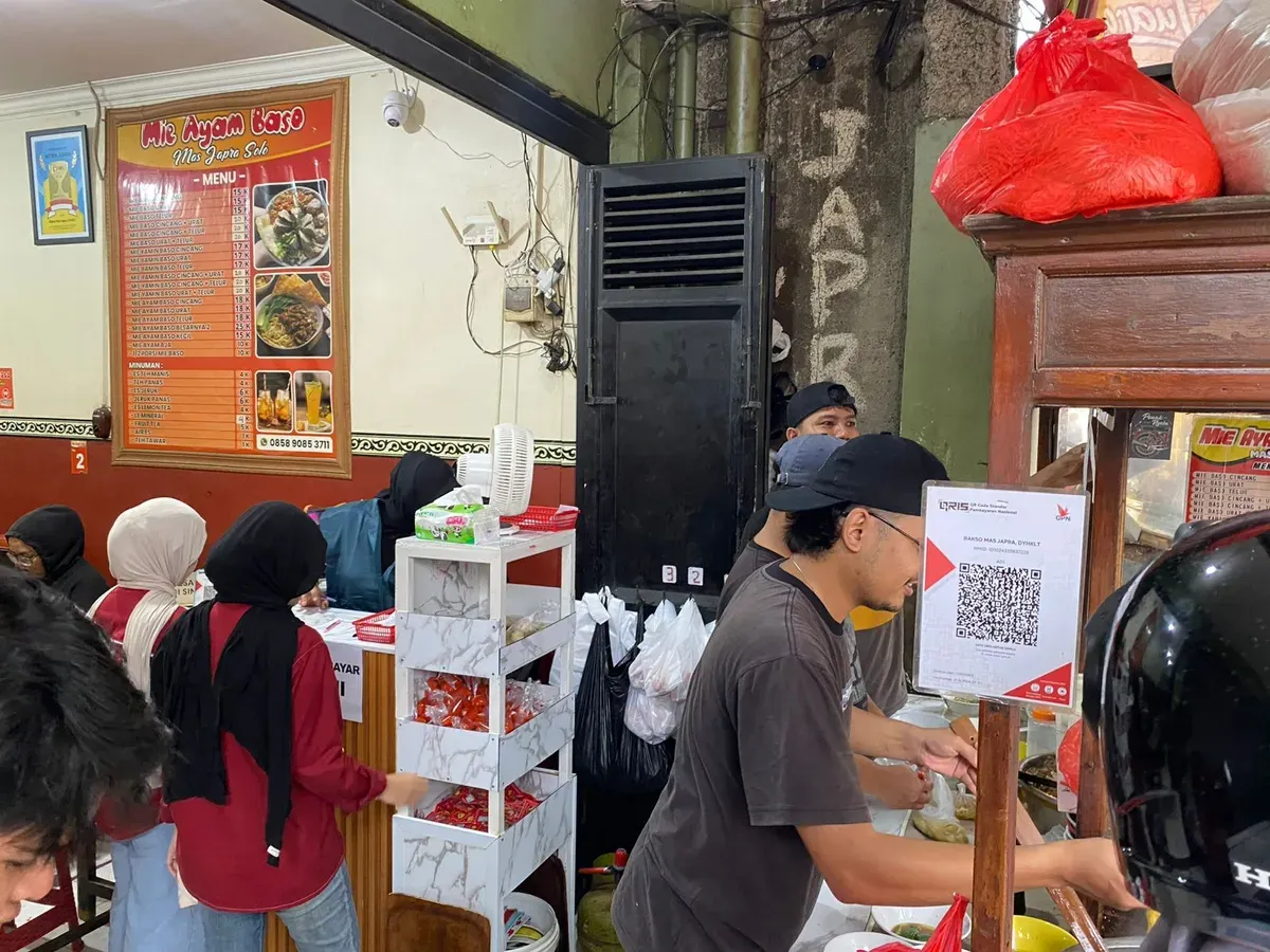 Tampak suasana pelayanan yang ramai pembeli di Sukapura, Kec. Dayeuhkolot, Kabupaten Bandung, Jawa Barat, Sabtu (08/11/2025).(Sumber: Dok. Penulis | Foto: Indah Sari Pertiwi)