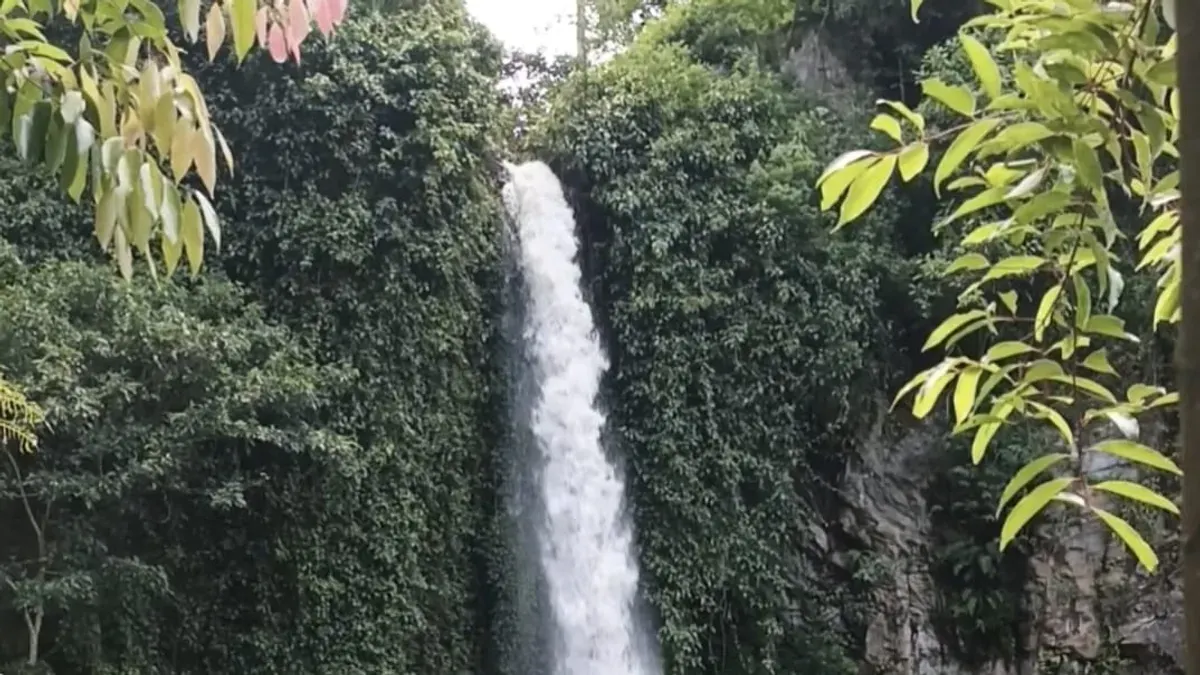 Pemandangan Curug Bugbrug di Desa Kertawangi, Kecamatan Cisarua, Kabupaten Bandung Barat, pada hari Minggu (09/11/2025). (Sumber: Dokumentasi Penulis | Foto: Farid Ahmad Faruqi)