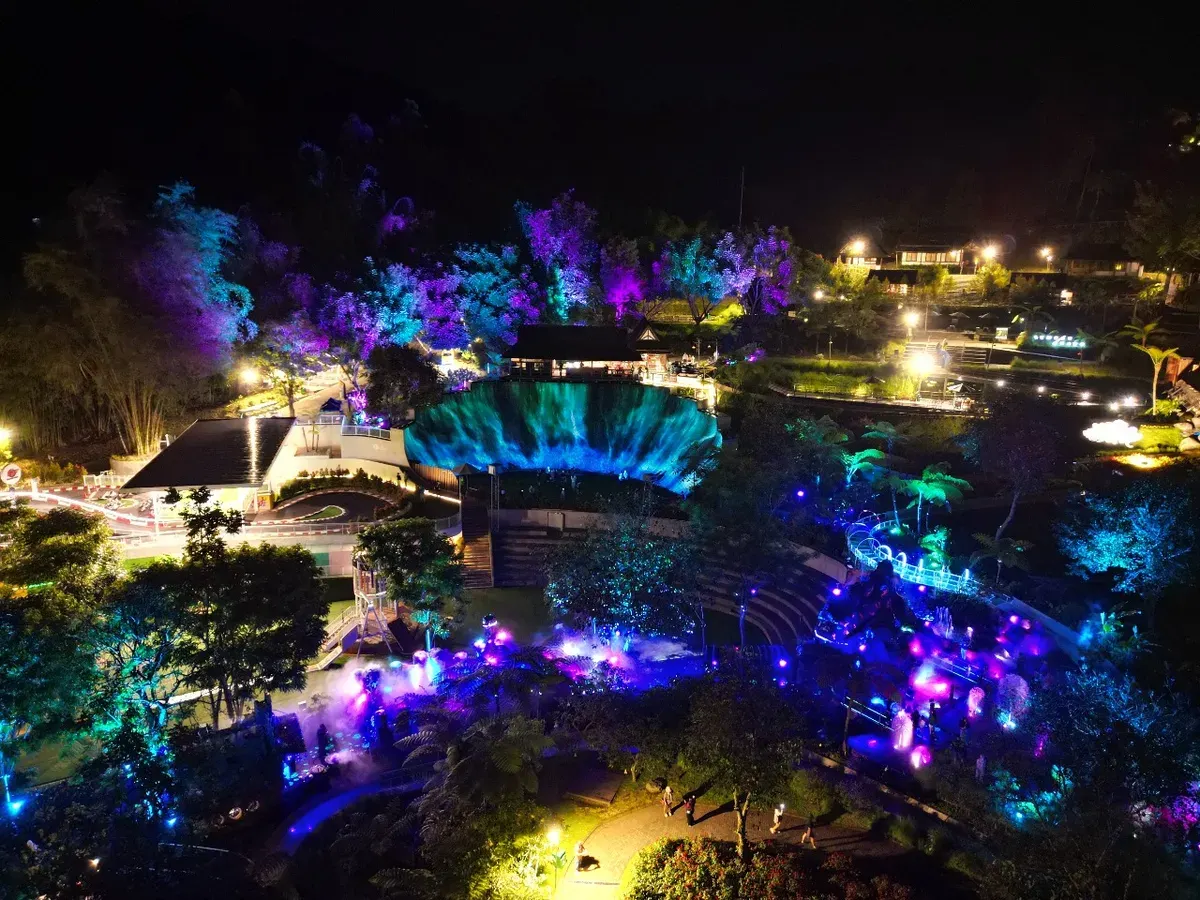 Cahaya lampu menghiasi suasana malam di area wisata Dusun Bambu Lembang, (06/10/2025) (Foto: Dokumentasi Pihak Narasumber.)