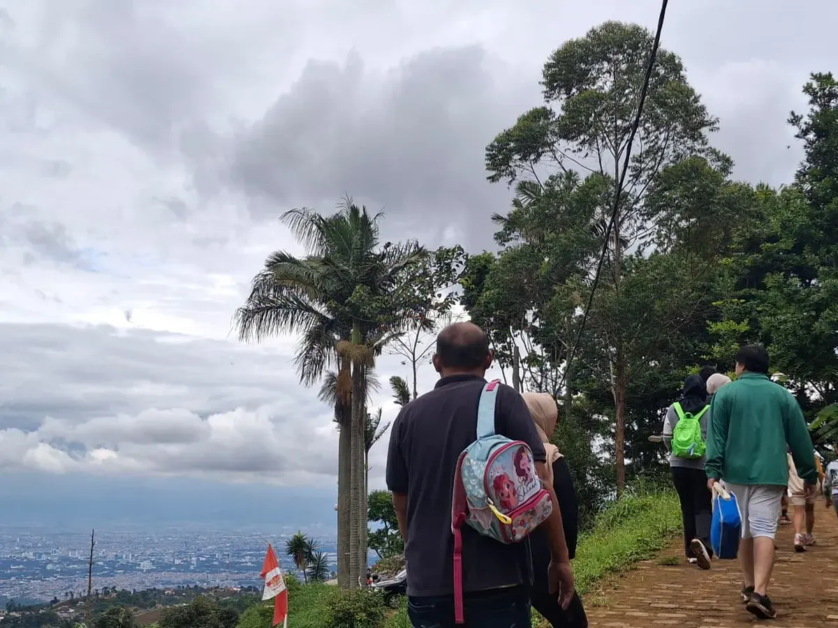 Tanjakan ini merupakan awal masuk menuju ketinggian Puncak Bintang, (08-11-2025). (Sumber: Dokumentasi Penulis | Foto: Shabrina Nada)