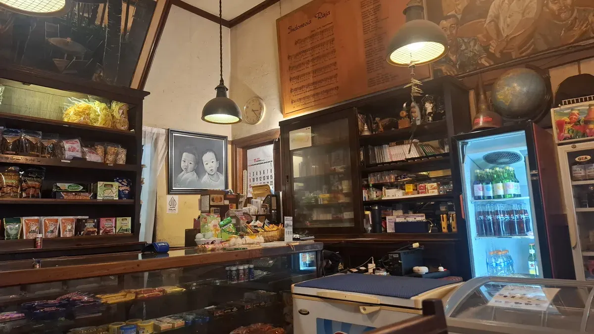 Tempat transaksi pembayaran dengan ornamen desain yang klasik menjadikan tempat ini memang legendaris Toko YOU (09/11/2025) (Sumber: Dokumentasi Penulis | Foto: Tiara Faulia Maharani)