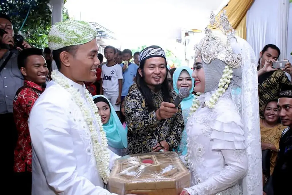 Tim Indhira Wedding Organizer mengatur prosesi pernikahan adat Sunda di Bandung dengan detail dan kehangatan (18/10/2025). (Sumber: Indhira Wedding Organizer)